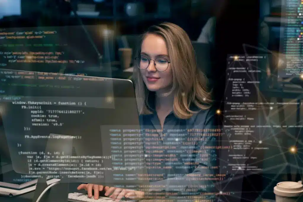Mujer desarrollando un código